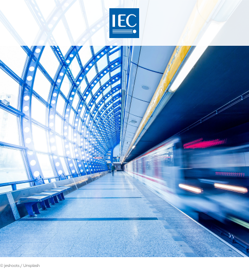 Image de couverture représentant un train en mouvement avec le logo IEC en haut