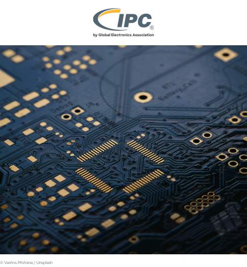 La couverture d'IPC montre une image illustrant l'électronique le domaine d'expertise d'IPC, avec un circuit électronique. Le logo IPC est montré au-dessus